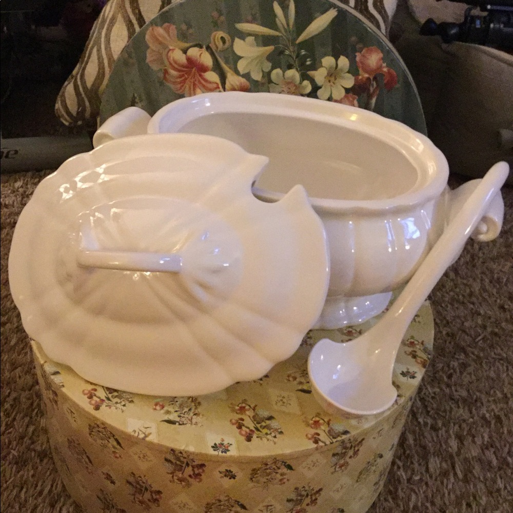 Loucarte soup bowl with ladle